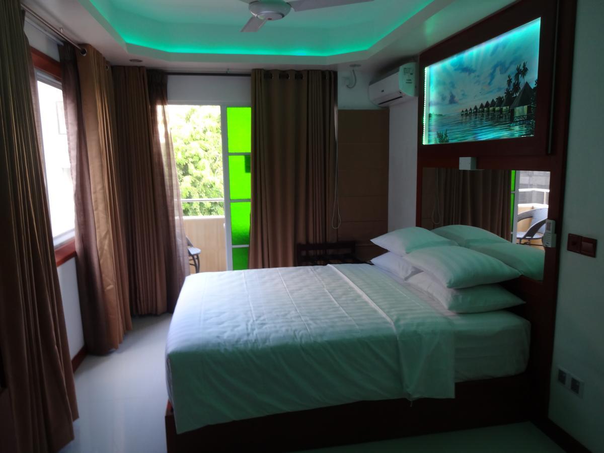 Six In One Hotel Male Exterior photo