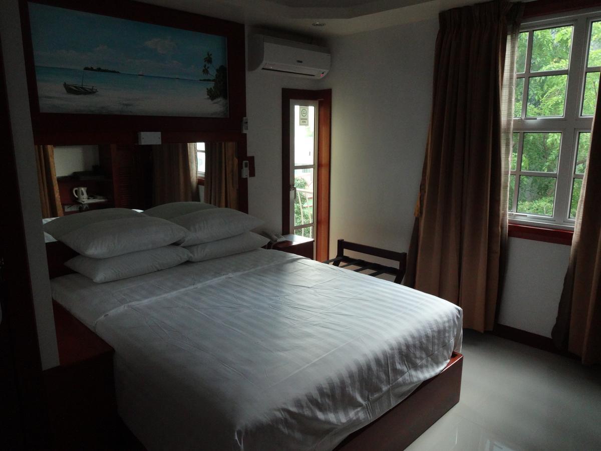 Six In One Hotel Male Exterior photo